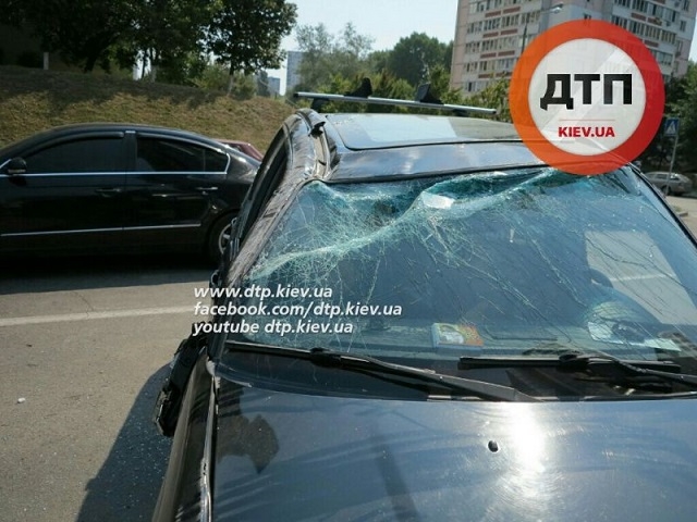 Чоловік за кермом отримав інсульт та протаранив 3 автомобіля(ФОТО)