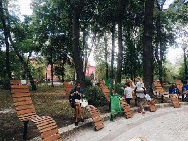 У парку Шевченка з’явились лавочки для самотніх