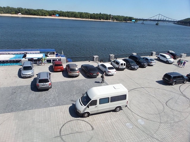 На Поштовій площі на місці відпочинку утворилась парковка