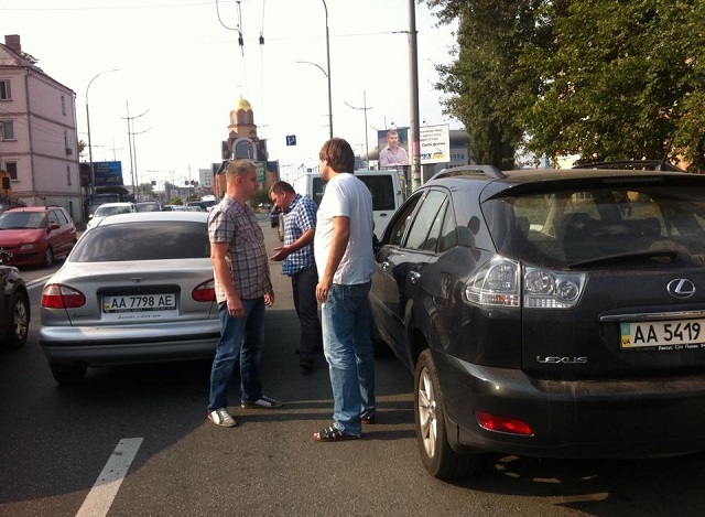 У Києві водій “Лексуса” побив чоловіка: потерпілого врятували небайдужі свідки