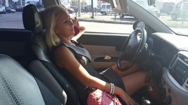 Блондинка зупинила свою автівку на перехресті на другому ряду