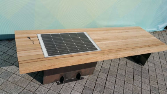 “Розумну” лавочку з сонячною панеллю встановили у столиці (ФОТО)