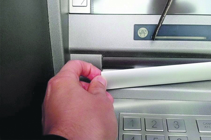 “Липка афера”: шахраї вигадали новий спосіб крадіжки коштів з банкомату