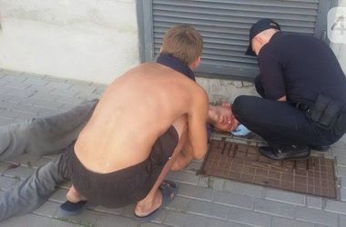 У Києві охоронці побили відвідувача магазину до напівсмерті