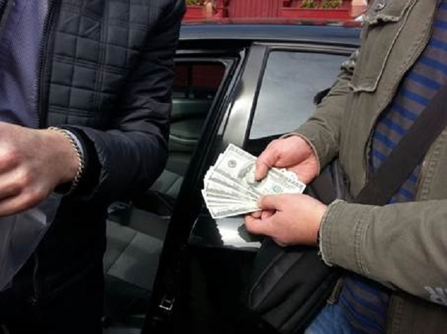 На хабарі у 111 тис. гривень затримано працівницю податкової інспекції