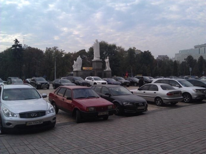 Автохами знову окупували Михайлівську площу (ФОТО)