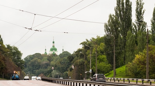У Києві загорівся Volkswagen з пасажирами усередині(ФОТО)