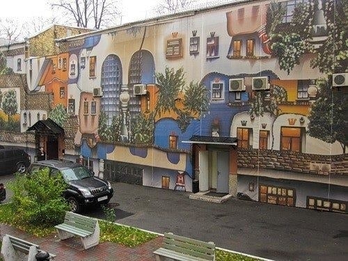 У Шевченківському районі креативно прикрасили будівлю (ФОТО)