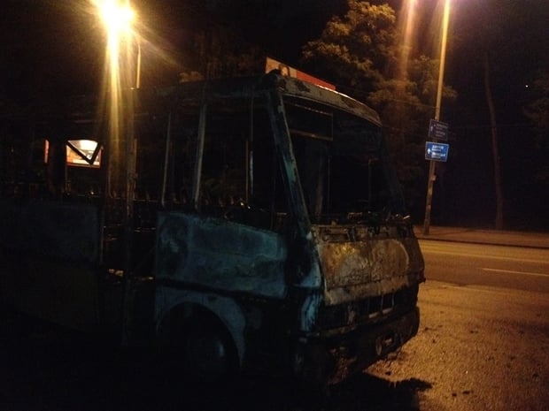 У Києві на ходу згорів пасажирський автобус (ФОТО)