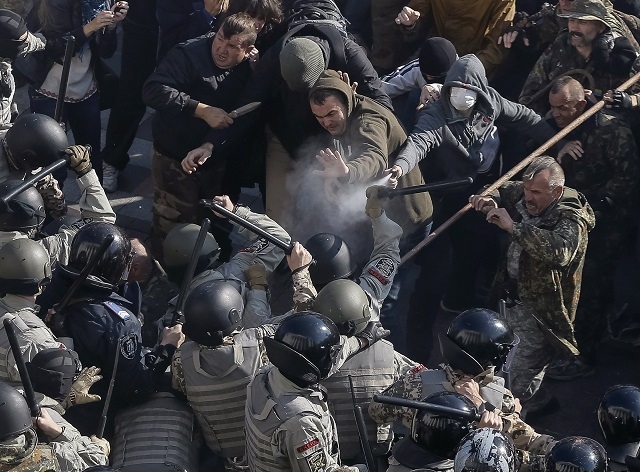 Суд арештував вже 9 підозрюваних у справі сутичок під Верховною Радою