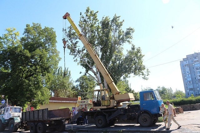 На Троєщині зносять МАФи