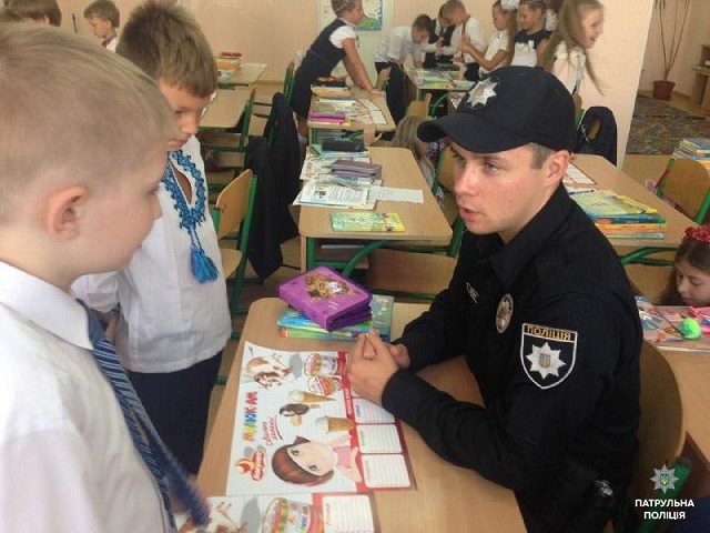 Київські поліцейські провели урок у школі