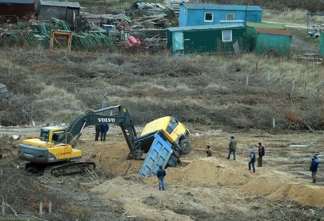 На Котовського вантажівка пішла під землю (фото)