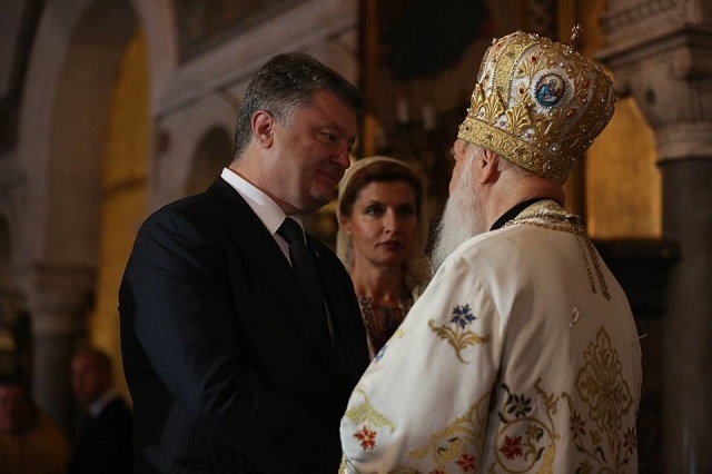 Порошенко з дружиною взяли участь у літургії у Свято-Володимирському соборі