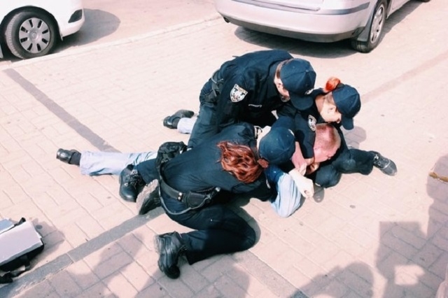 У центрі Києва поліція жорстко затримала нахабного таксиста (ВІДЕО)