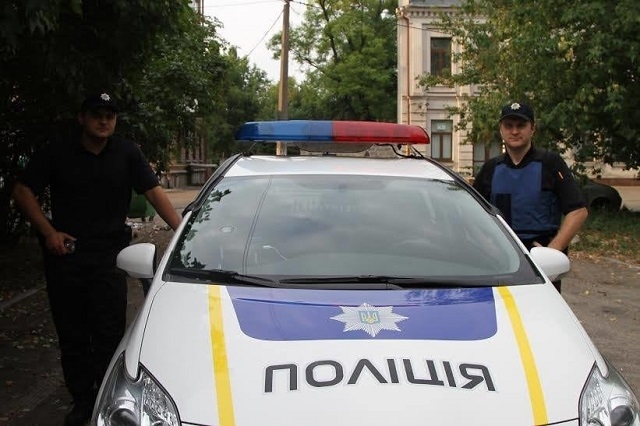 Київські поліцейські допомогли засмученій жінці поховати пса