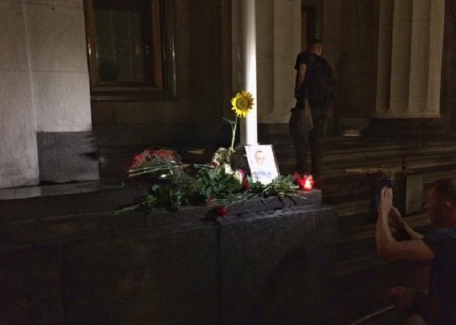 Кияни несуть квіти і запалюють свічки біля Ради