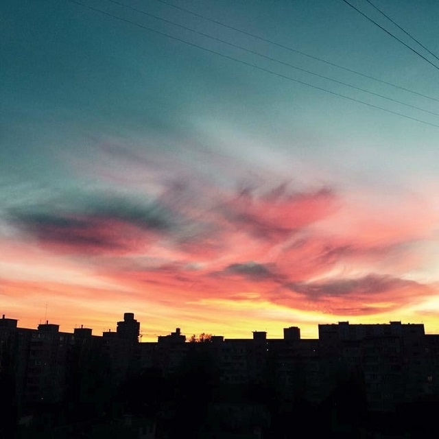 Небо над Києвом спалахнуло: дивовижні знімки