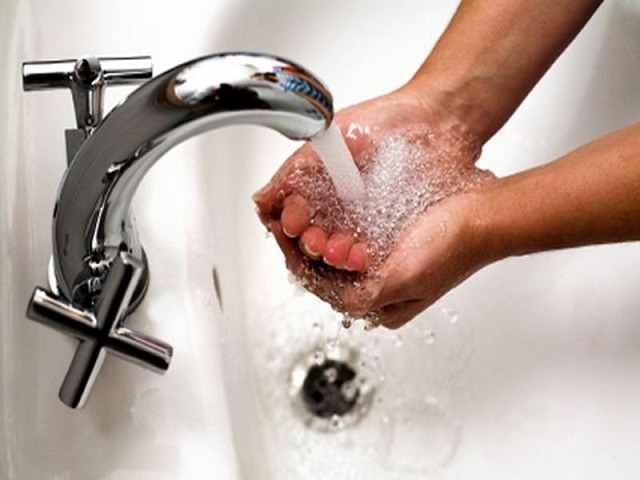 Київські школи переходять на чисту воду