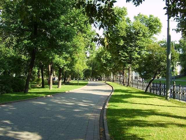 8 га Києва перетворять на сквери