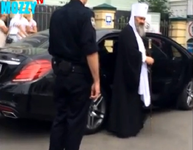 “Порушив і Слава Богові”: патрульні запинили Митрополита на мерседесі (ВІДЕО)