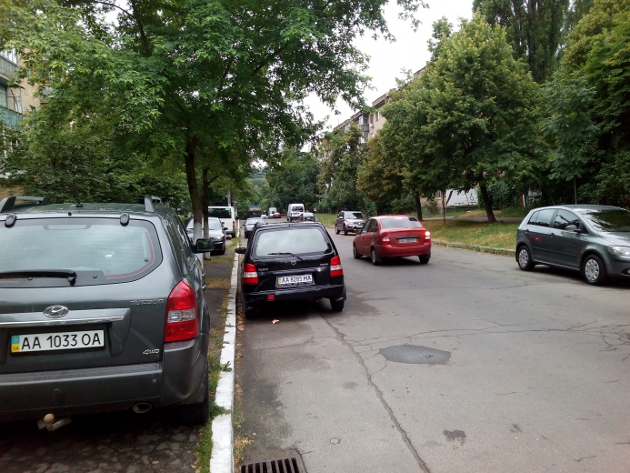 Водії в Голосієво паркуються в три ряди (фотофакт)