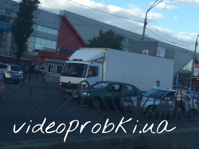 У Києві великі затори на Московському проспекті через ДТП(ВІДЕО)