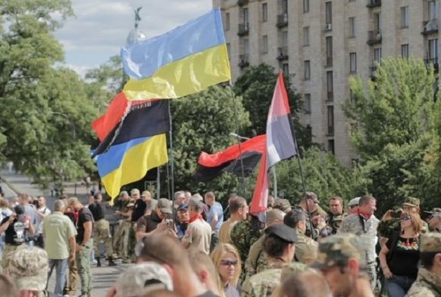 “Правий сектор” почав збиратися на Майдані (ФОТО)