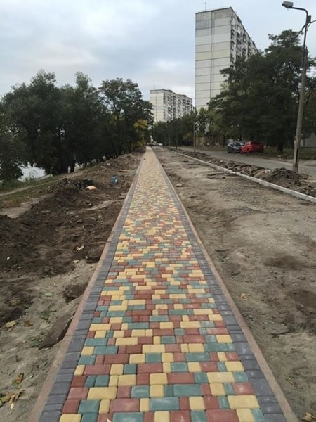 На Березняках з’явилась незвичайна доріжка для пішоходів (ФОТО)