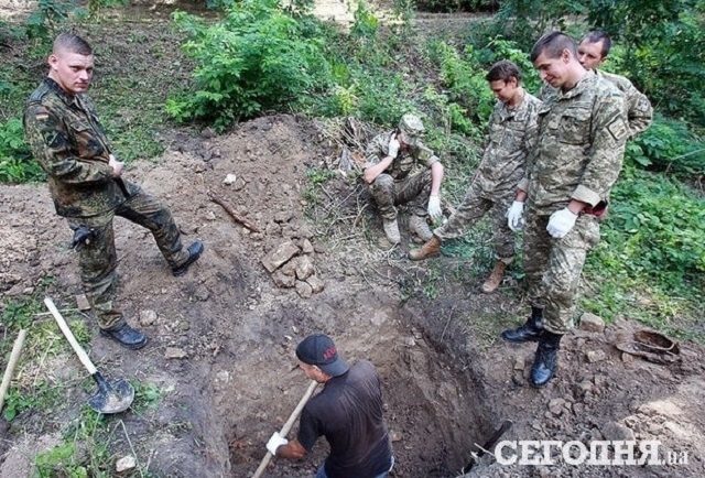 Останки німецьких солдат відкопують у Києві