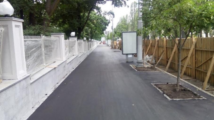 Комунальники оновили фасад столичного ботсаду