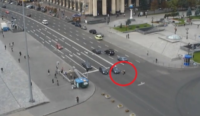 На Майдані авто збило дівчат, які перебігали дорогу (ВІДЕО)