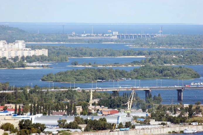 Прохід до Дніпра загородили 150 парканів