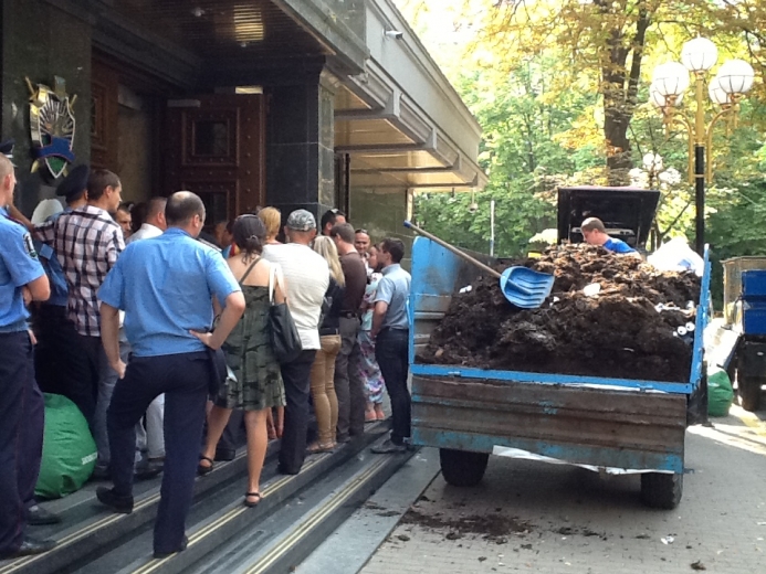 У Києві ГПУ закидали гноєм