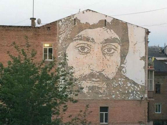 В Києві з’явились одразу три величезних графіті
