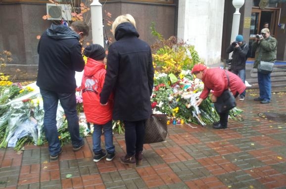 Кияни несуть квіти та лампади до посольства Франції (ФОТО)