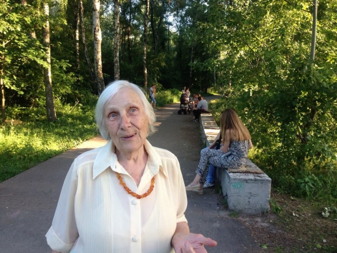 91-річна Любов Григорівна власноруч прибирає столичний парк