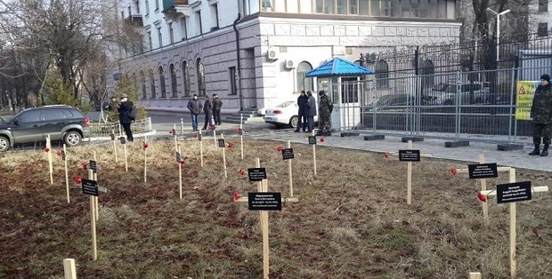 Напроти посольства РФ встановили хрести