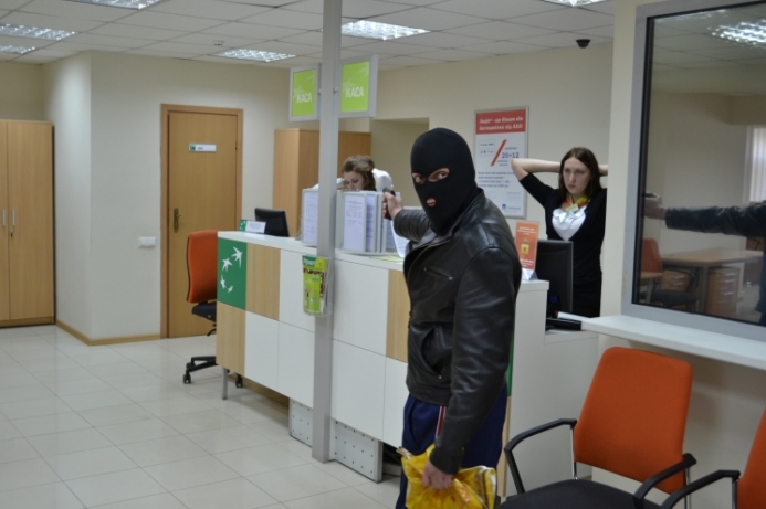 Чоловік пограбував київський банк та залишив в подяку шоколадку