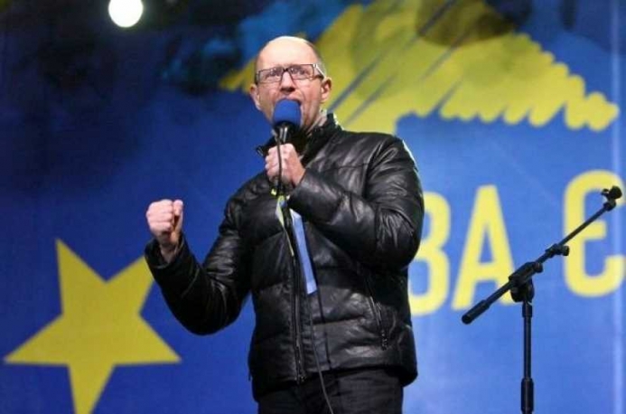 До центру Києва принесли Яценюку “пістолет”