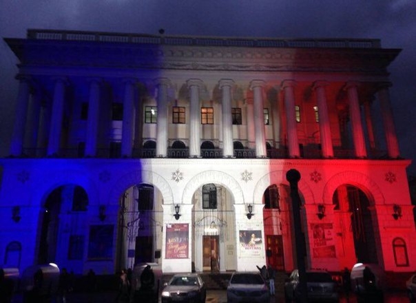 У центрі Києва засяяв французький прапор (ВІДЕО)
