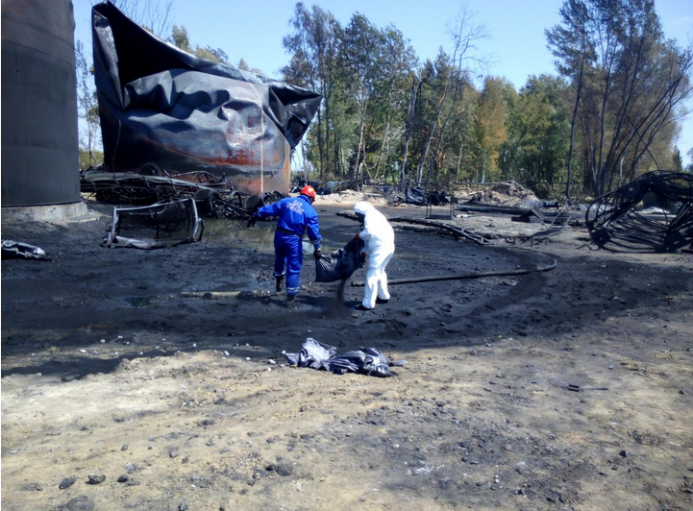 Палаюча нафтобаза під Києвом - усе