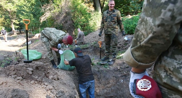 На Аскольдовій могилі проводять мегарозкопки: знайшли рештки вже 600 солдатів (ФОТО)