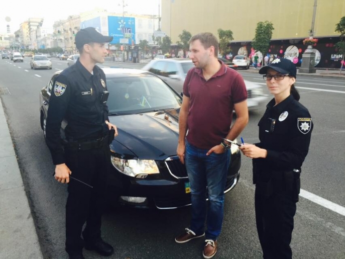 Нова поліція оштрафувала депутата Парасюка в центрі Києва
