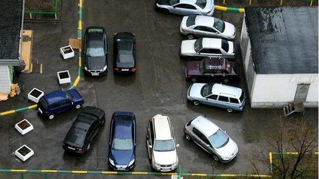У столичних дворах можуть з`явитися паркувальники
