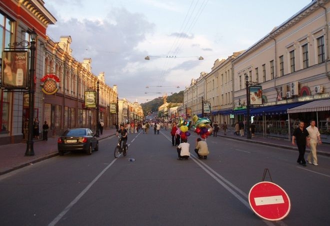 Історична вулиця на Подолі стане пішохідною?