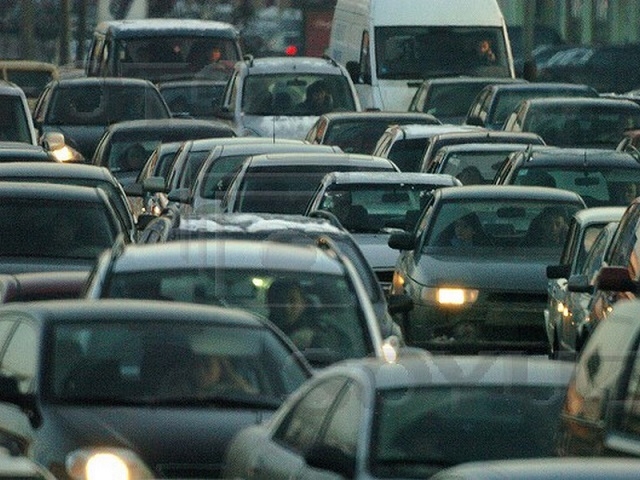 Утворився затор на мосту Патона через масове ДТП (9:00)
