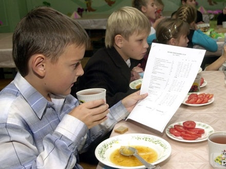 Безкоштовне харчування у столичних школах відміняється?