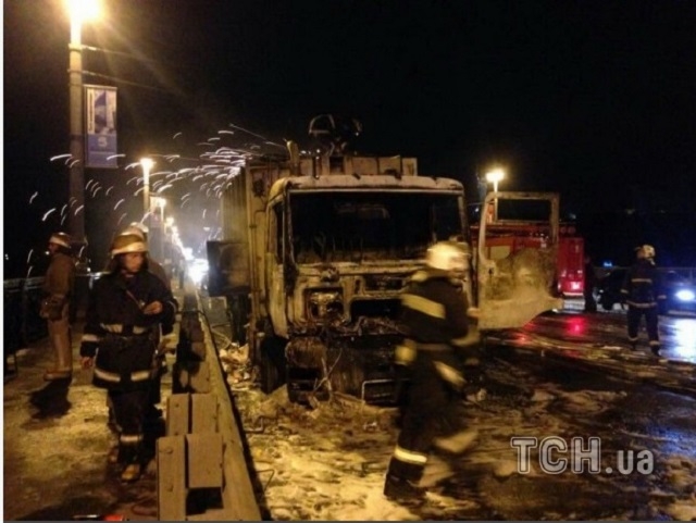 На мосту Патона вибухнув сміттєвоз (ВІДЕО)