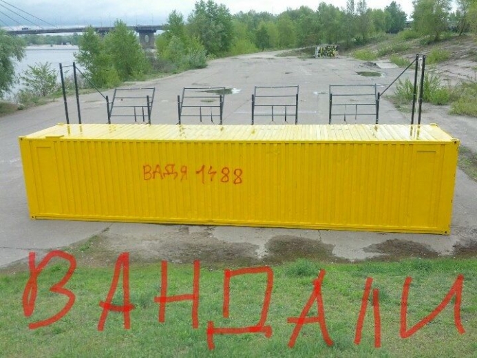 На Оболоні вандали споганили спортмайданчик